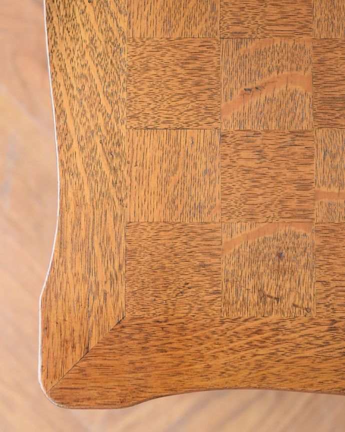 アンティーク家具 フランスのアンティーク家具、脚の曲線美が優雅なコンソールテーブル（オケージョナルテーブル）。さりげなく凝った手仕事木を組み合わせたパーケットの模様が美しい天板。(j-2482-f)