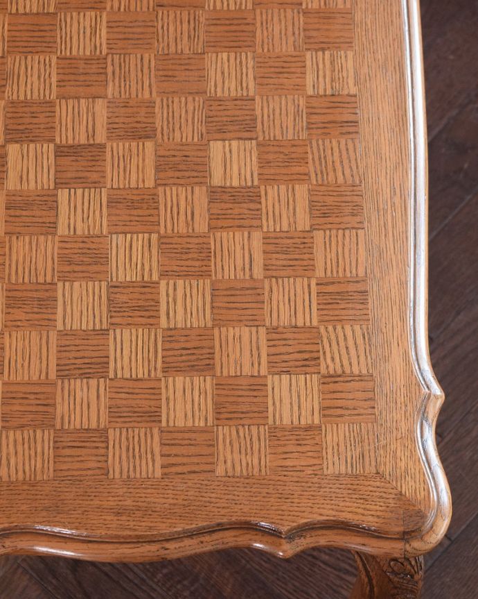 アンティークのテーブル　アンティーク家具　アンティークの南仏家具、美しいデザインの市松模様のコーヒーテーブル。近づいてみると…アンティークはもちろん新品ではないので小さなキズや汚れはありますが、キレイにお直ししたので満足して頂ける自信があります！。(j-2490-f)