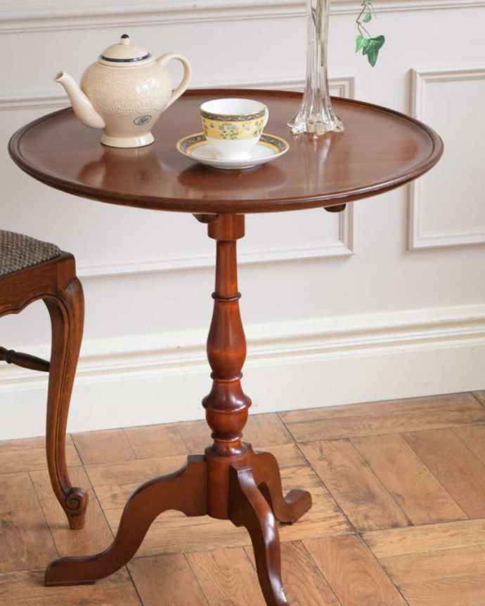 アンティークのテーブル　アンティーク家具　場所をとらず保管できる便利な家具、優雅なティーテーブル（ティルトップテーブル） 。人気のトライポットタイプの1本脚先が3つに分かれた1本足のテーブルって、みんなから人気。(j-2493-f)