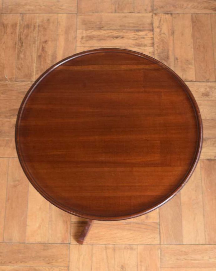 アンティークのテーブル　アンティーク家具　場所をとらず保管できる便利な家具、優雅なティーテーブル（ティルトップテーブル） 。テーブルを上から見ると、こんな感じです。(j-2493-f)