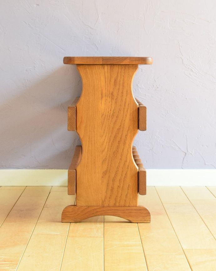 めずらしい家具　アンティーク家具　サイドテーブルにもなるフランスアンティーク木製ワインラック（10本用）。横から見てもキレイですもちろん、横顔だってキレイ！どこから見ても絵になります。(j-2495-f)