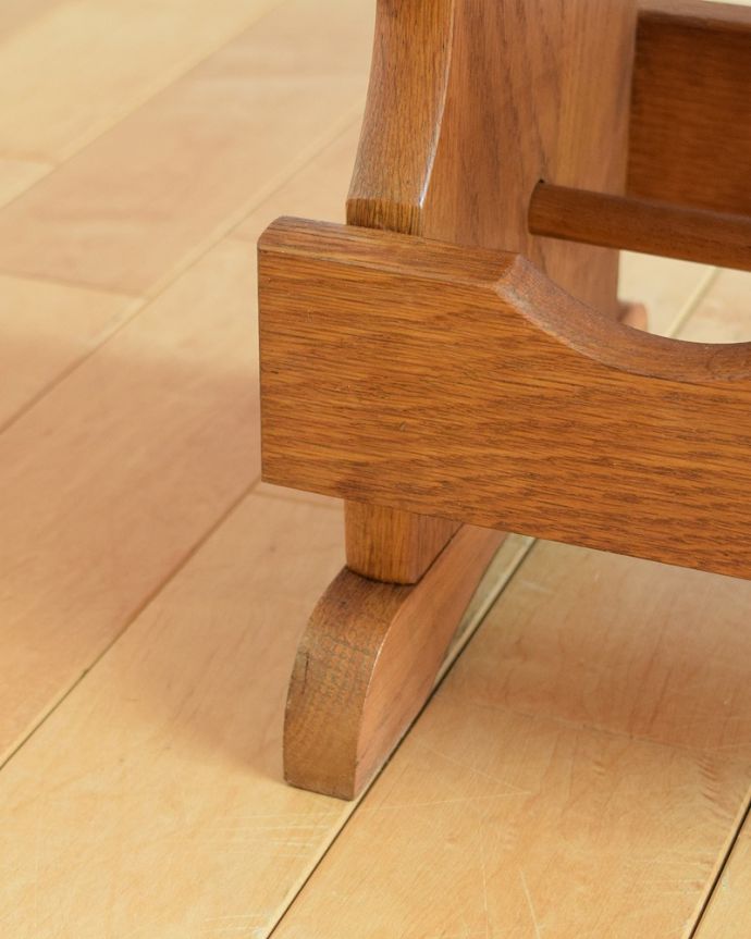 めずらしい家具　アンティーク家具　サイドテーブルにもなるフランスアンティーク木製ワインラック（10本用）。持ち上げなくても移動ラクラクHandleのアンティーク家具の足の裏にはフェルトキーパーをお付けしています。(j-2495-f)