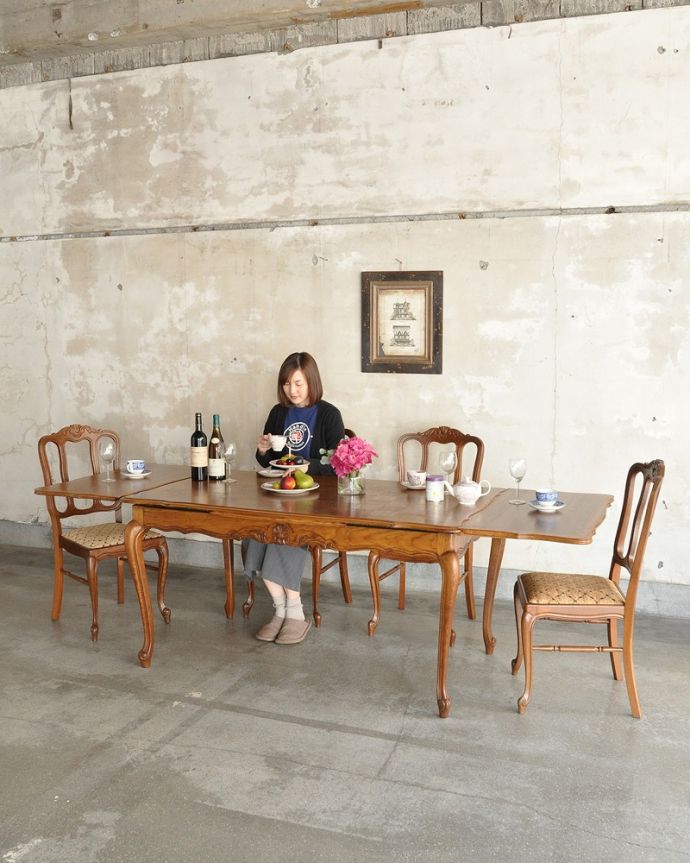 アンティークのテーブル　アンティーク家具　フランスの美しいアンティーク家具、３WAYのドローリーフテーブル（伸張式ダイニングテーブル）。優雅な姿で大きく広がるテーブルフランスサイズのドローリーフテーブルは、日本より大きめのサイズが特長。(j-2501-f)