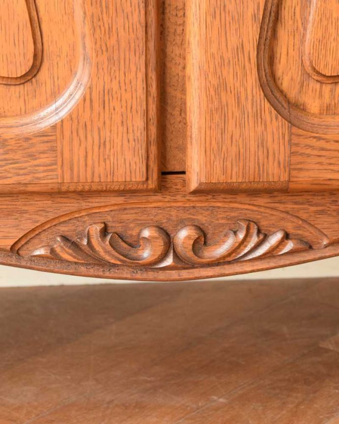 アンティークのキャビネット　アンティーク家具　オープンスペース付きのお洒落なフランス輸入の木製キャビネット。フランスらしい彫りフランスらしさの象徴とも言える、優雅な彫りの装飾。(j-2503-f)