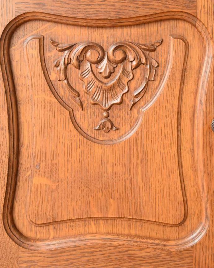 アンティークのキャビネット　アンティーク家具　オープンスペース付きのお洒落なフランス輸入の木製キャビネット。じっくり選んできました買い付けの時、納得するまで探し続けた彫のデザイン。(j-2503-f)