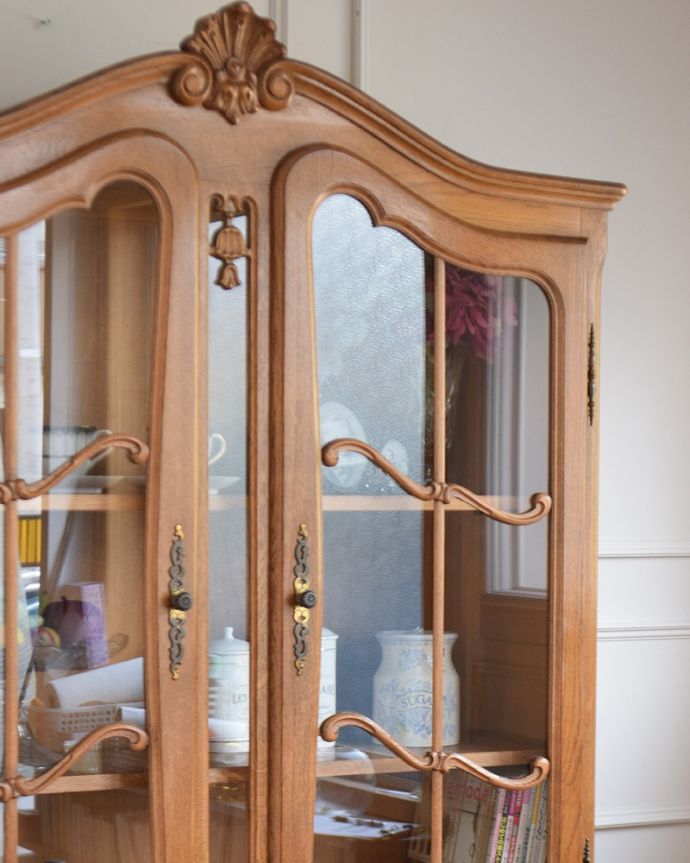 アンティークのキャビネット　アンティーク家具　アンティークの大きなガラスのキャビネット、フランスから届いたエレガントな家具（食器棚） 。彫の美しさも自慢です。(j-2504-f)