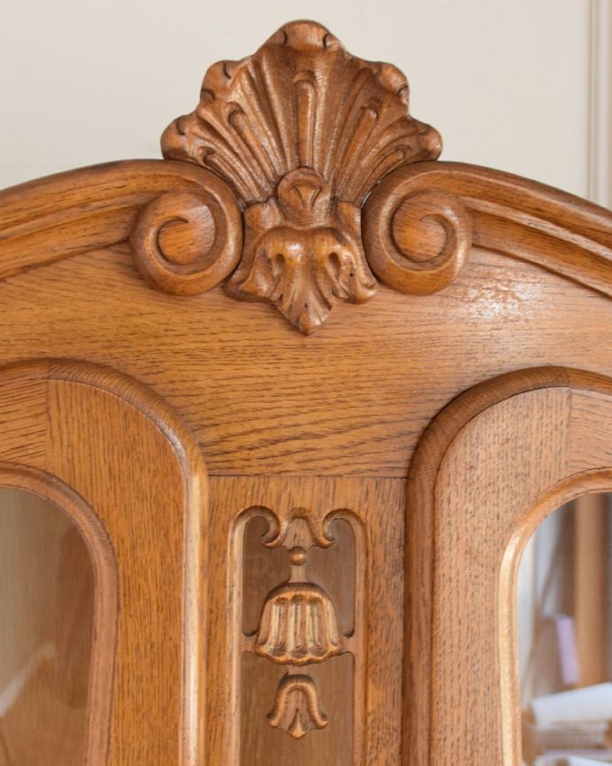 アンティークのキャビネット　アンティーク家具　アンティークの大きなガラスのキャビネット、フランスから届いたエレガントな家具（食器棚） 。美しい彫にうっとり…フランスらしいデザイン彫りが描かれた扉。(j-2504-f)
