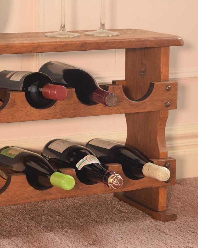めずらしい家具　アンティーク家具　サイドテーブルにもなるフランスアンティーク木製ワインラック（8本用）。ボトルをしっかり収納してくれますワインを飲む方も飲まない方も、お洒落なデザインのワインラックがお部屋の中にあるだけで、なんだかワクワクです。(j-2507-f)