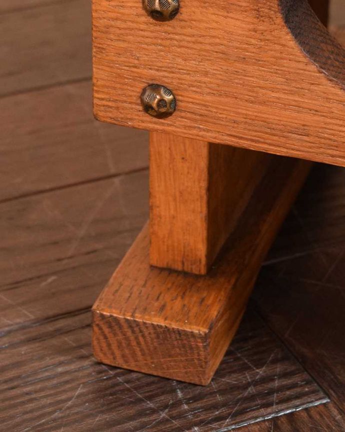 めずらしい家具　アンティーク家具　サイドテーブルにもなるフランスアンティーク木製ワインラック（8本用）。持ち上げなくても移動ラクラクHandleのアンティーク家具の足の裏にはフェルトキーパーをお付けしています。(j-2507-f)