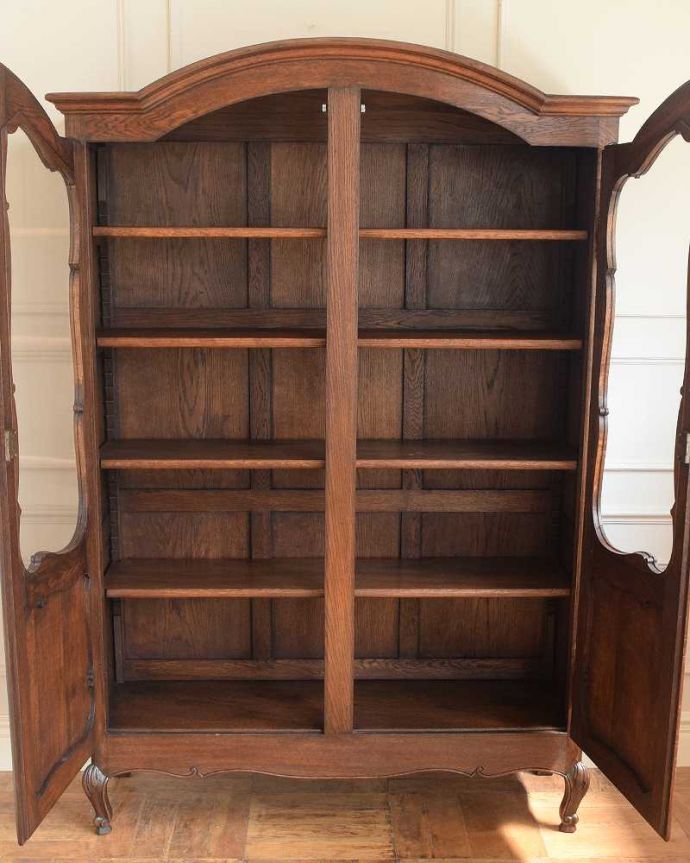 アンティークのキャビネット　アンティーク家具　フランスのゴージャスなアンティーク家具、ガラスキャビネット（本棚）。扉を開けると、中はこんな感じです木の棚板は、もともとブックケースとして使われていた証。(j-2508-f)