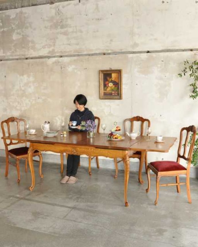 アンティークのテーブル　アンティーク家具　フランス輸入の美しいアンティーク家具、ドローリーフテーブル（伸張式ダイニングテーブル） 。優雅な姿で大きく広がるテーブルフランスサイズのドローリーフテーブルは、日本より大きめのサイズが特長。(j-2510-f)