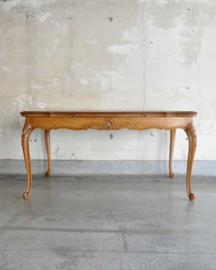 アンティークのテーブル　アンティーク家具　フランス輸入の美しいアンティーク家具、ドローリーフテーブル（伸張式ダイニングテーブル） 。横から見てもステキやっぱり脚の曲線が美しい･･･みんなに自慢したくなる脚線美です。(j-2510-f)
