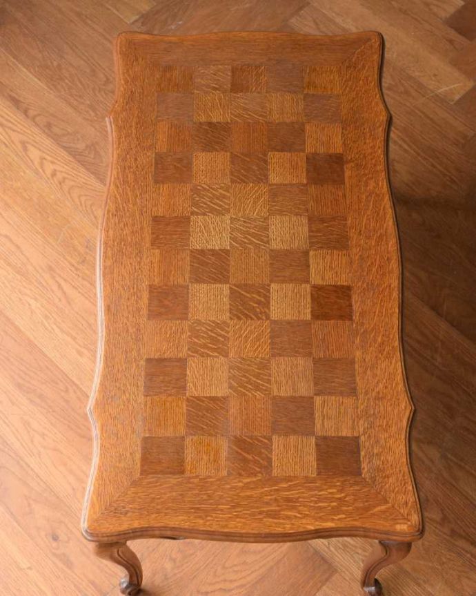 アンティークのテーブル　アンティーク家具　フランスで見つけたパーケットリーのアンティークコーヒーテーブル。美しすぎる天板の模様木の模様を組み合わせる事で描き出すパーケットの幾何学模様のデザイン。(j-2511-f)