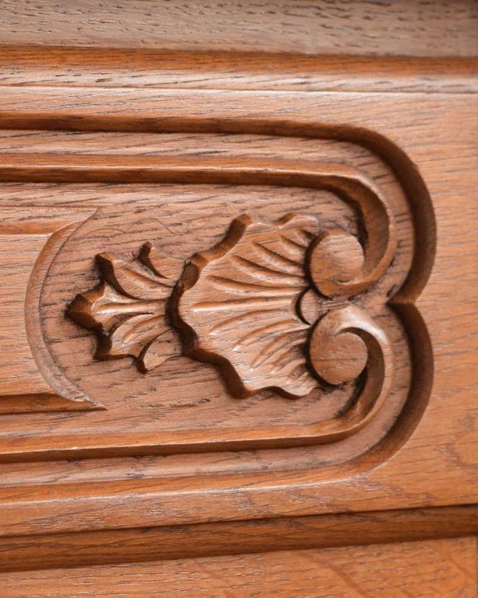 アンティークのチェスト　アンティーク家具　フレンチスタイルの優雅なアンティーク家具、４段チェスト。フランスらしい彫りフランスらしさの象徴とも言える、優雅な彫りの装飾。(j-2512-f)