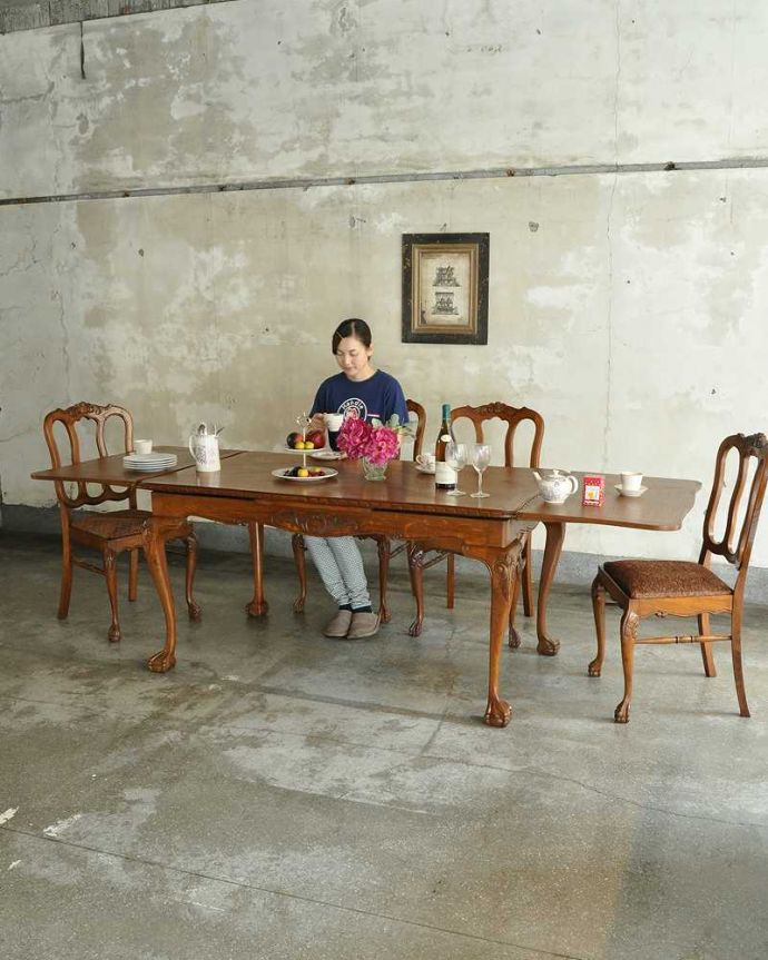 アンティークのテーブル　アンティーク家具　フランス輸入の美しいアンティーク家具、ドローリーフテーブル（伸張式ダイニングテーブル）。優雅な姿で大きく広がるテーブルフランスサイズのドローリーフテーブルは、日本より大きめのサイズが特長。(j-2515-f)