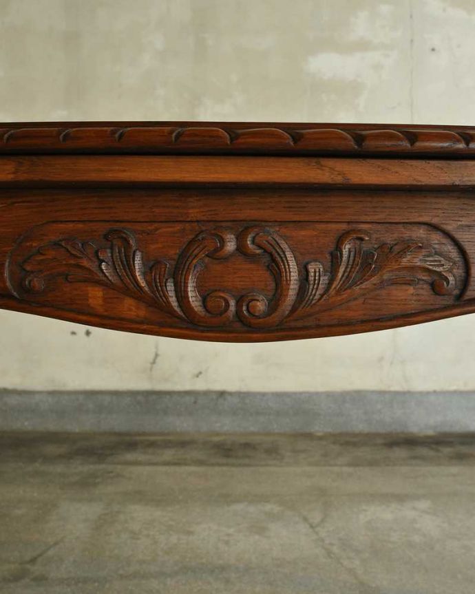 アンティークのテーブル　アンティーク家具　フランス輸入の美しいアンティーク家具、ドローリーフテーブル（伸張式ダイニングテーブル）。フランスらしい彫りフランスらしさの象徴とも言える、優雅な彫りの装飾。(j-2515-f)