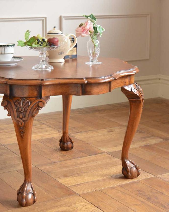 アンティークのテーブル　アンティーク家具　イギリスのアンティーク家具、脚の装飾の美しいコーヒーテーブル。英国らしいデザインのうつくしさにうっとり･･･脚のデザインだけ見ても、アンティークらしさが感じられるんです。(j-2522-f)