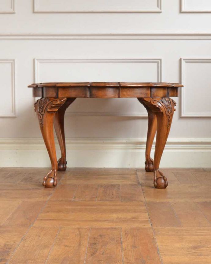 アンティークのテーブル　アンティーク家具　イギリスのアンティーク家具、脚の装飾の美しいコーヒーテーブル。横から見た姿もステキ横から見るとこんな感じ。(j-2522-f)