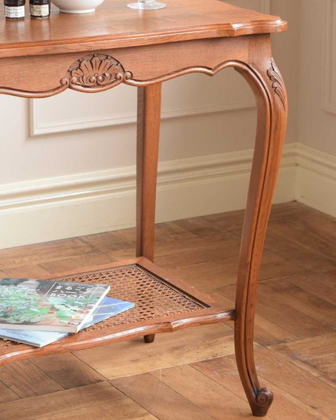 アンティークのテーブル　アンティーク家具　棚の網目もキレイなフランスで出会ったアンティークオケージョナルテーブル（ サイドテーブル）。フランスらしい優雅なフォルムフランスの彫と猫脚の美しさにうっとり。(j-2523-f)