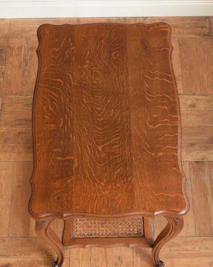 アンティークのテーブル　アンティーク家具　棚の網目もキレイなフランスで出会ったアンティークオケージョナルテーブル（ サイドテーブル）。天板の形を見てみると･･･テーブルの形を上から見ると、こんな感じです。(j-2523-f)