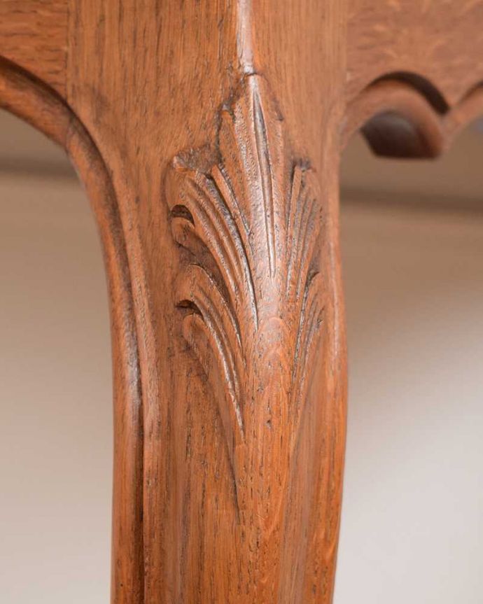 アンティークのテーブル　アンティーク家具　棚の網目もキレイなフランスで出会ったアンティークオケージョナルテーブル（ サイドテーブル）。うっとりする美しさアンティークだから手に入る美しい彫。(j-2523-f)