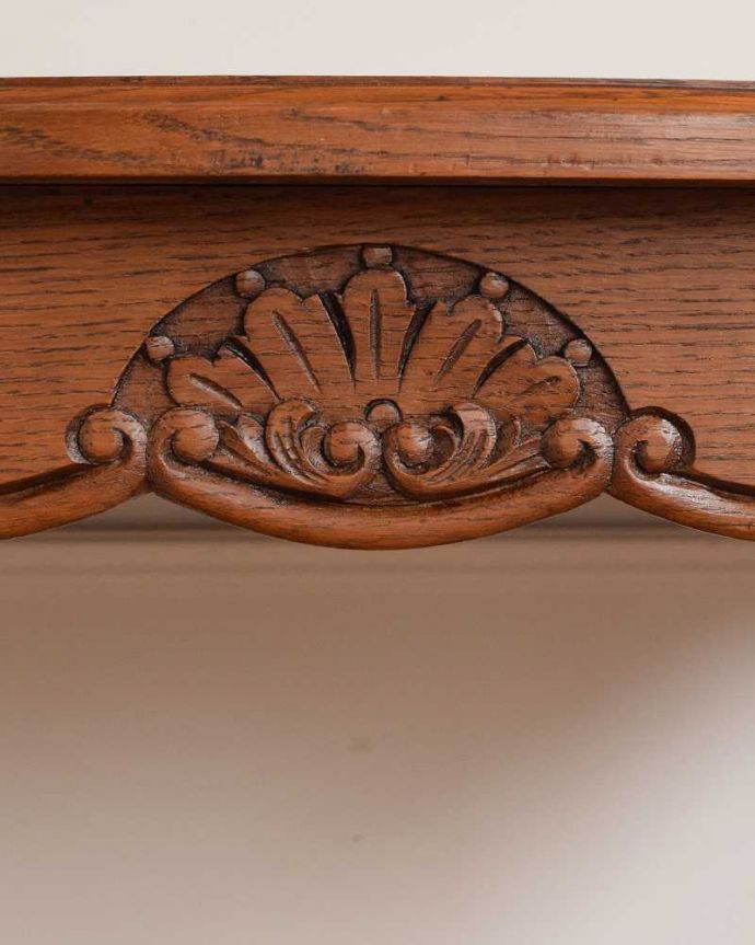 アンティークのテーブル　アンティーク家具　棚の網目もキレイなフランスで出会ったアンティークオケージョナルテーブル（ サイドテーブル）。フランスらしい彫りフランスらしさの象徴とも言える、優雅な彫りの装飾。(j-2523-f)