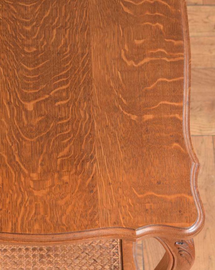 アンティークのテーブル　アンティーク家具　棚の網目もキレイなフランスで出会ったアンティークオケージョナルテーブル（ サイドテーブル）。天板を近づいてみると…アンティークだから手に入れることが出来る天板に使われている銘木の美しさにうっとりです。(j-2523-f)