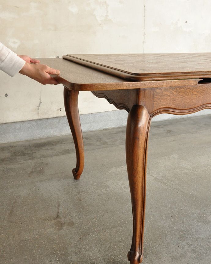 アンティークのテーブル　アンティーク家具　フランス輸入の美しいアンティーク家具、ドローリーフテーブル（伸張式ダイニングテーブル） 。あっという間にサイズが変えれます。(j-2524-f)