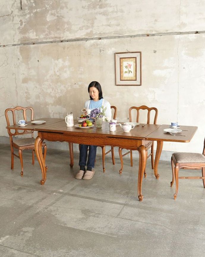 アンティークのテーブル　アンティーク家具　フランス輸入の美しいアンティーク家具、ドローリーフテーブル（伸張式ダイニングテーブル） 。優雅な姿で大きく広がるテーブルフランスサイズのドローリーフテーブルは、日本より大きめのサイズが特長。(j-2524-f)