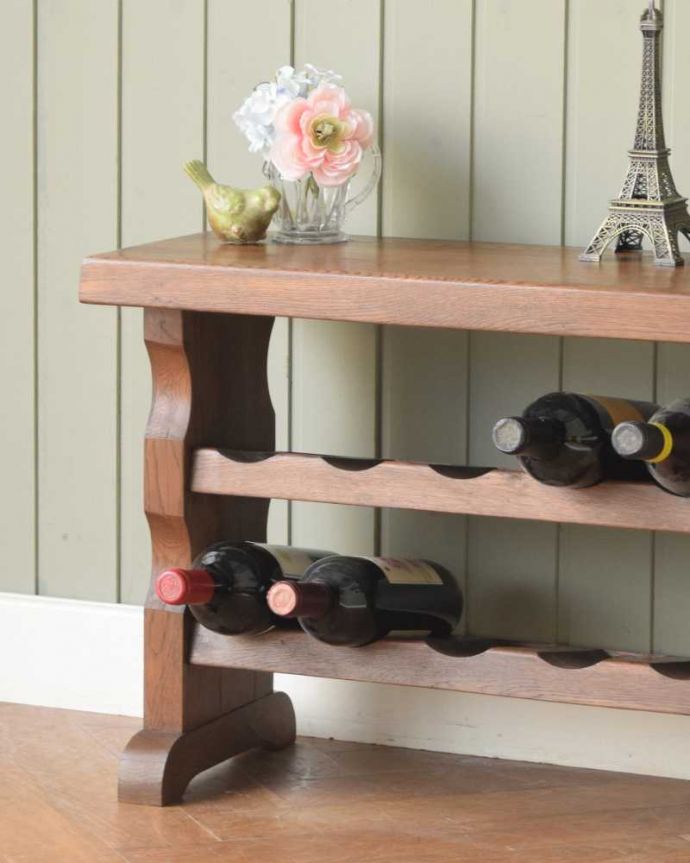 めずらしい家具　アンティーク家具　サイドテーブルにもなるフランスアンティーク木製ワインラック（10本用） 。ボトルをしっかり収納してくれますワインを飲む方も飲まない方も、お洒落なデザインのワインラックがお部屋の中にあるだけで、なんだかワクワクです。(j-2526-f)