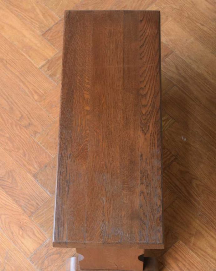 めずらしい家具　アンティーク家具　サイドテーブルにもなるフランスアンティーク木製ワインラック（10本用） 。ココも使えてさらに便利上から見るとこんな感じです。(j-2526-f)