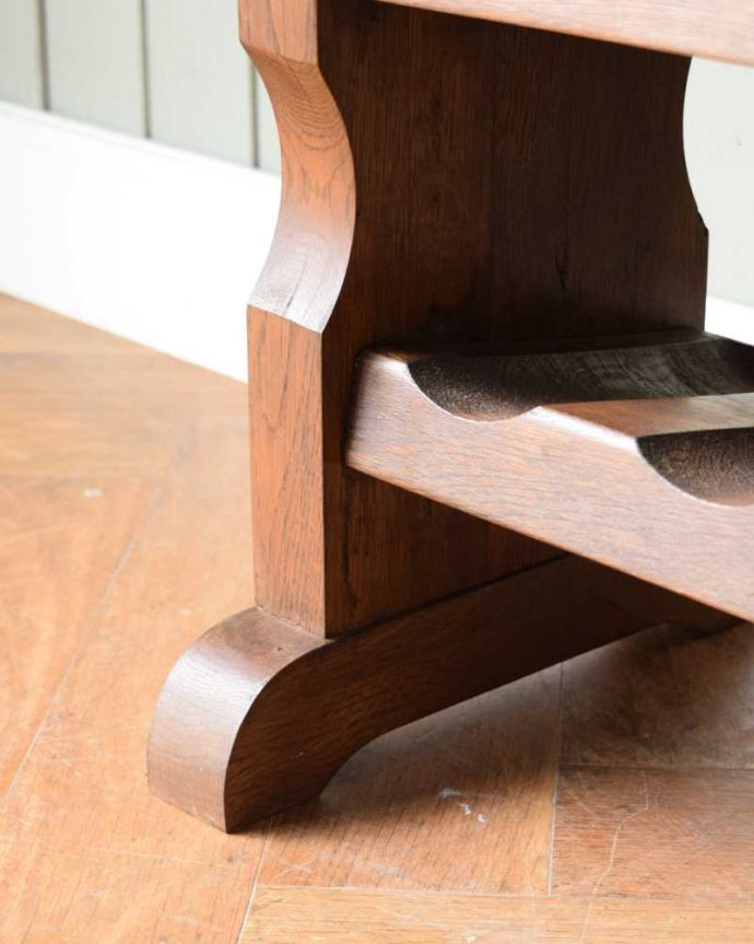 めずらしい家具　アンティーク家具　サイドテーブルにもなるフランスアンティーク木製ワインラック（10本用） 。持ち上げなくても移動ラクラクHandleのアンティーク家具の足の裏にはフェルトキーパーをお付けしています。(j-2526-f)