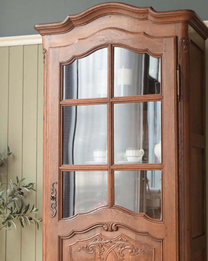 アンティークのキャビネット　アンティーク家具　リビングで使えるフランスのアンティーク家具、優雅な雰囲気のガラスキャビネット（本棚） 。ガラス扉からのぞいてみると･･･曲線で描かれたガラス面のデザインも女性らしく優雅。(j-2528-f)