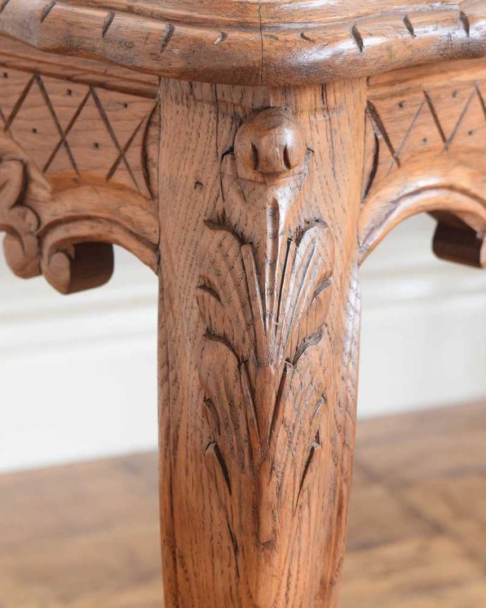 アンティークのテーブル　アンティーク家具　フランスのエレガントなアンティーク家具、網目天板が美しいコーヒーテーブル。うっとりする美しさアンティークだから手に入る美しい彫。(j-2531-f)