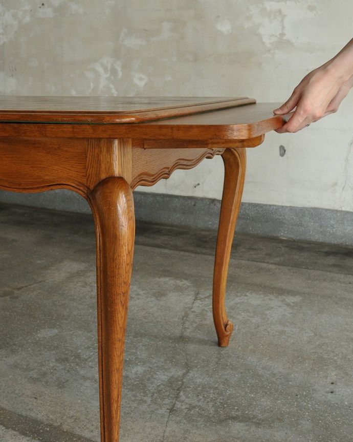 アンティークのテーブル　アンティーク家具　フランス輸入の美しいアンティーク家具、ドローリーフテーブル（伸張式ダイニングテーブル）。あっという間にサイズが変えれます。(j-2532-f)