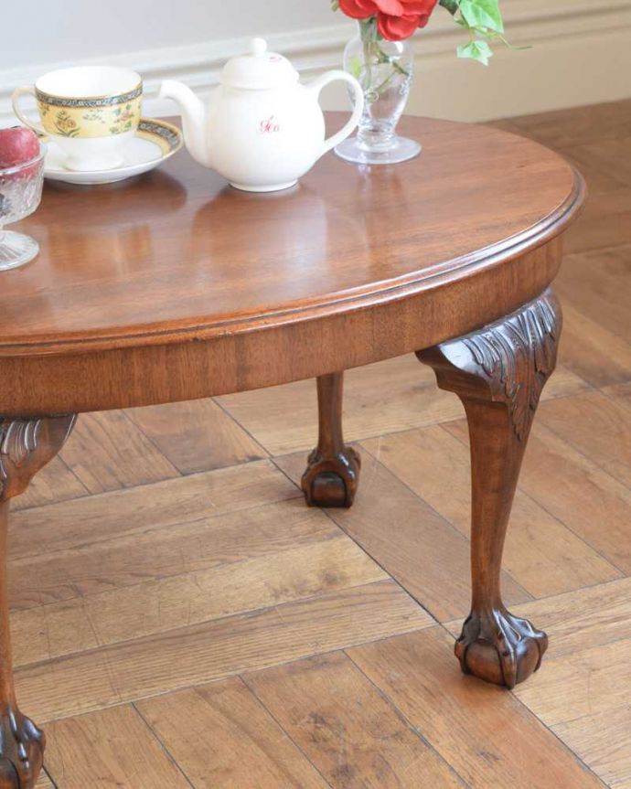 アンティークのテーブル　アンティーク家具　クロウ＆ボールの脚を持つコーヒーテーブル、アンティーク家具。英国らしいデザインのうつくしさにうっとり･･･脚のデザインだけ見ても、アンティークらしさが感じられるんです。(j-2534-f)