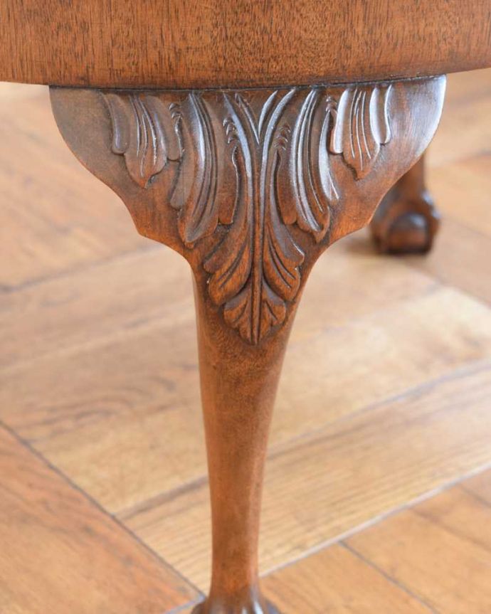 アンティークのテーブル　アンティーク家具　クロウ＆ボールの脚を持つコーヒーテーブル、アンティーク家具。うっとりする美しさアンティークだから手に入る美しい彫。(j-2534-f)