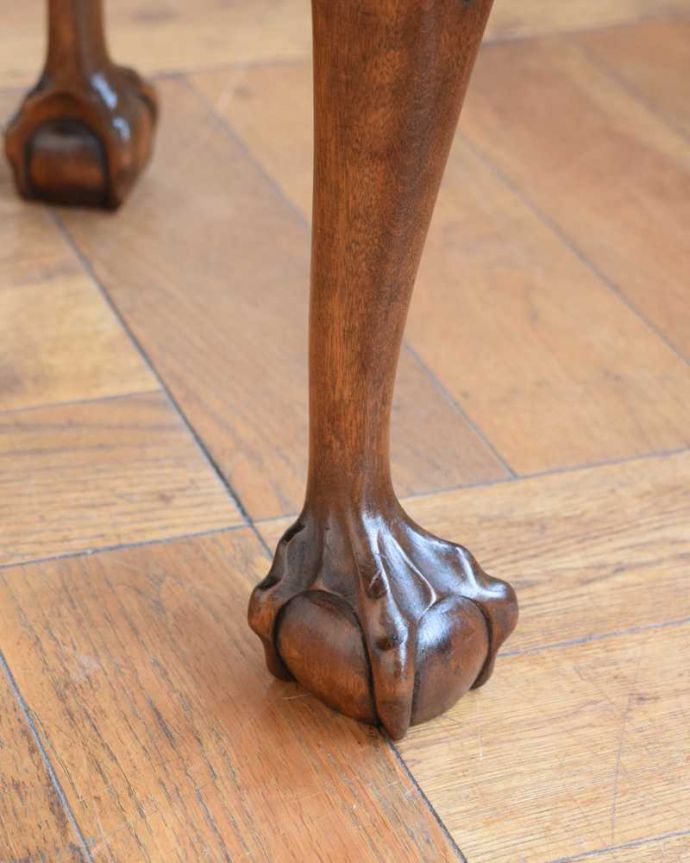 アンティークのテーブル　アンティーク家具　クロウ＆ボールの脚を持つコーヒーテーブル、アンティーク家具。持ち上げなくても移動できます！Handleのアンティークは、脚の裏にフェルトキーパーをお付けしていますので、床を滑らせてれば移動が簡単です。(j-2534-f)