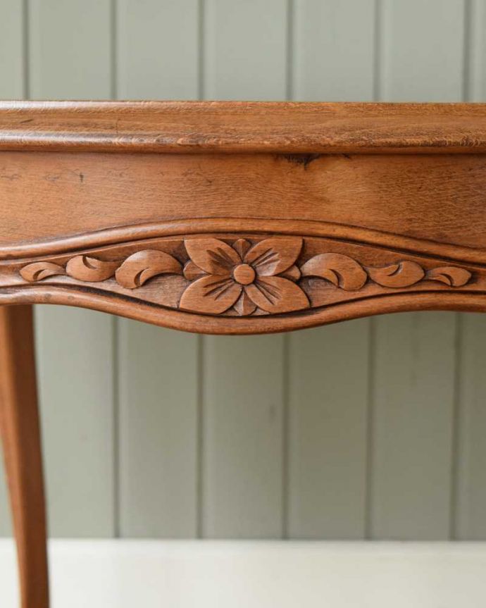 アンティークのテーブル　アンティーク家具　編み目が美しいガラス天板のアンティーク家具、優雅なフランスのコーヒーテーブル。美しい彫にもうっとり…さりげなく施された彫。(j-2536-f)