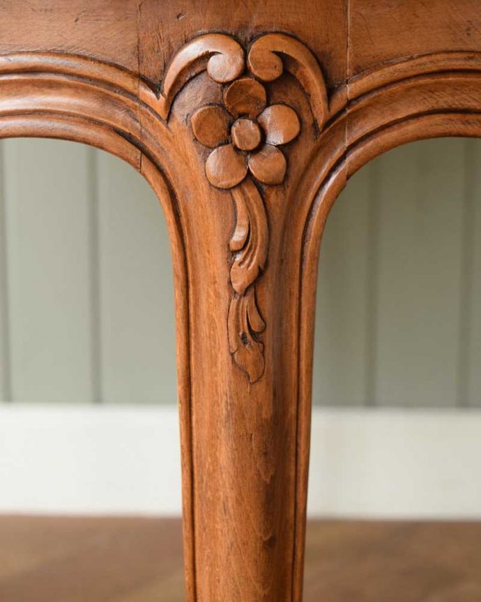 アンティークのテーブル　アンティーク家具　編み目が美しいガラス天板のアンティーク家具、優雅なフランスのコーヒーテーブル。うっとりする美しさアンティークだから手に入る美しい彫。(j-2536-f)