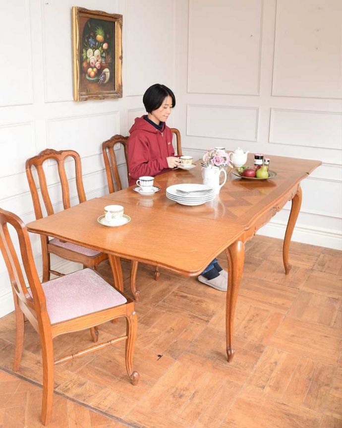 アンティークのテーブル　アンティーク家具　３つサイズが楽しめるアンティーク家具、伸張式のダイニングテーブル。優雅な姿で大きく広がるテーブルフランスサイズのドローリーフテーブルは、日本より大きめのサイズが特長。(j-2540-f)