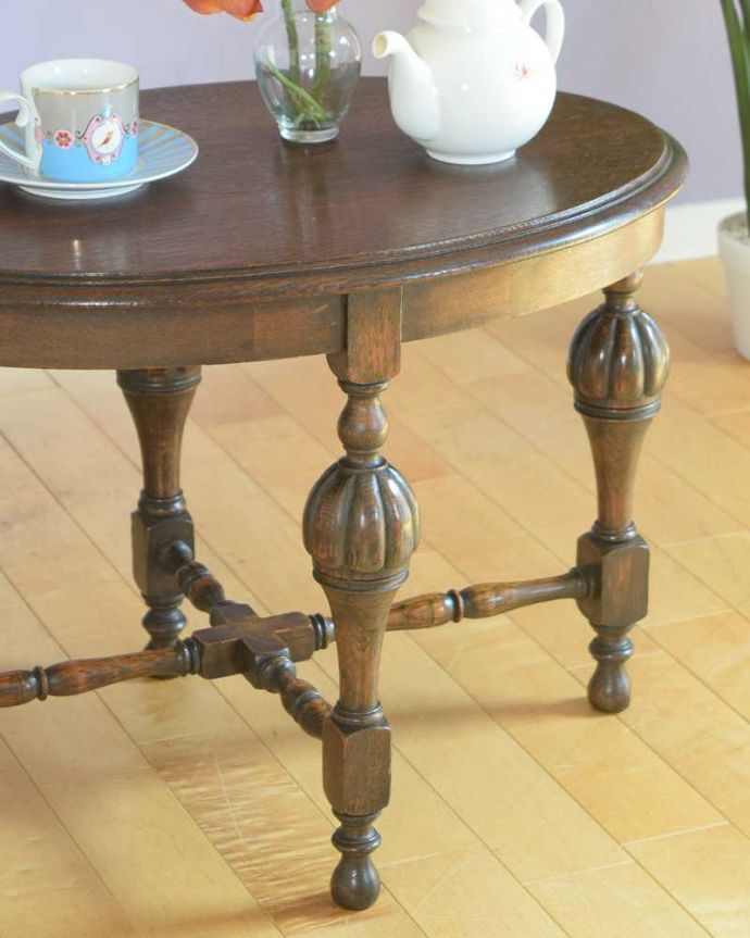 アンティークのテーブル　アンティーク家具　脚の飾りも美しいイギリスのアンティーク家具、どこにでも置ける小さいコーヒーテーブル。英国らしく凝った彫りの入った脚脚だけを見ても、アンティークらしさが感じられる凝った彫。(j-2542-f)