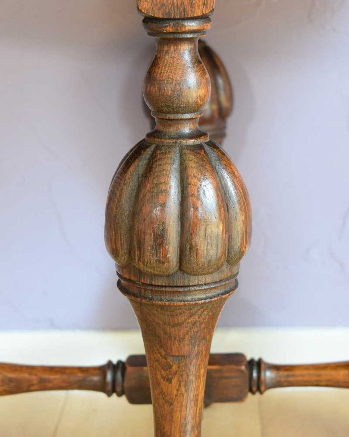 アンティークのテーブル　アンティーク家具　脚の飾りも美しいイギリスのアンティーク家具、どこにでも置ける小さいコーヒーテーブル。うっとりする美しさアンティークだから手に入る美しい彫。(j-2542-f)