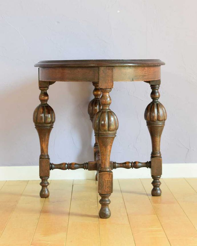 アンティークのテーブル　アンティーク家具　脚の飾りも美しいイギリスのアンティーク家具、どこにでも置ける小さいコーヒーテーブル。横から見た姿もステキ横から見るとこんな感じです。(j-2542-f)