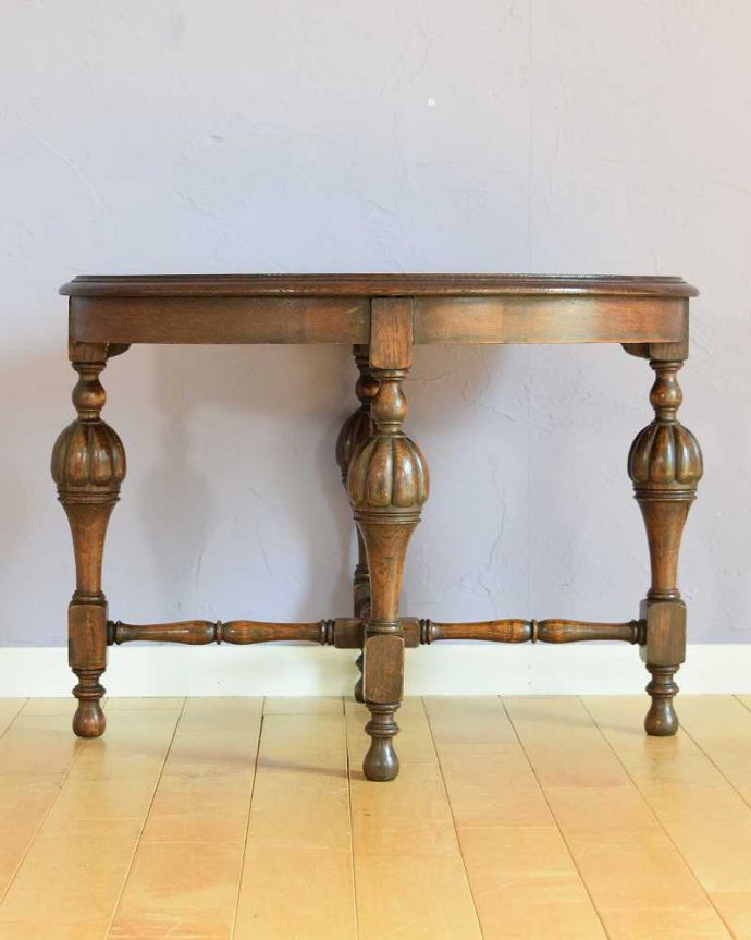 アンティークのテーブル　アンティーク家具　脚の飾りも美しいイギリスのアンティーク家具、どこにでも置ける小さいコーヒーテーブル。クルッと回転。(j-2542-f)