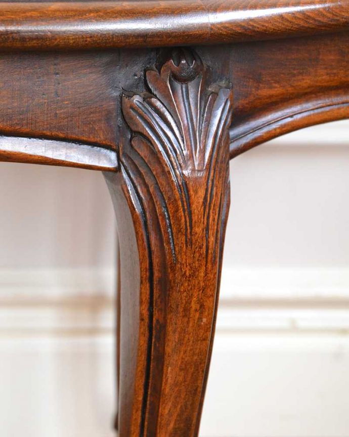 アンティークのテーブル　アンティーク家具　編み目が美しいガラス天板、フランス輸入のアンティークコーヒーテーブル。うっとりする美しさアンティークだから手に入る美しい彫。(j-2545-f)