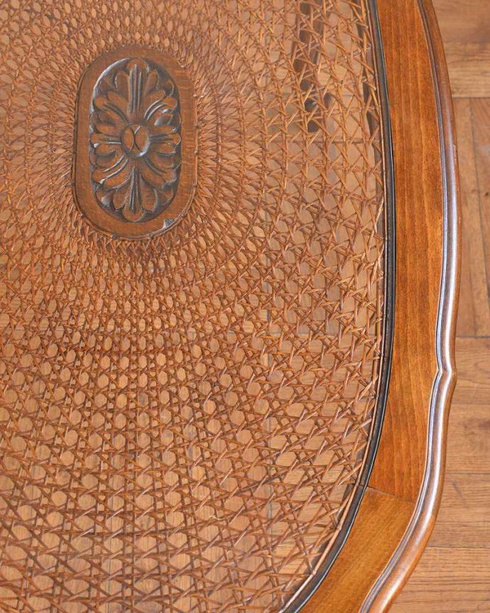 アンティークのテーブル　アンティーク家具　編み目が美しいガラス天板、フランス輸入のアンティークコーヒーテーブル。近づいて見てみると…こんな感じでとても細かい網目なんです。(j-2545-f)