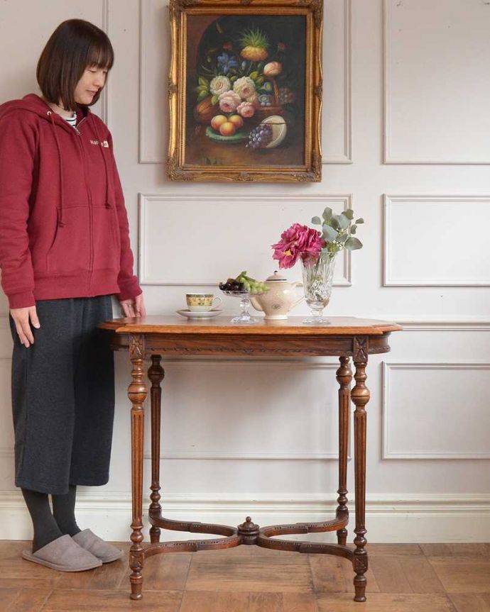 アンティークのテーブル　アンティーク家具　優雅なティータイムを演出するフランスのアンティーク家具、美しいオケージョナルテーブル。どんな場所でも便利に使える小さなテーブルそもそも「オケージョナル」とは「便利に使える」と言う意味。(j-2546-f)