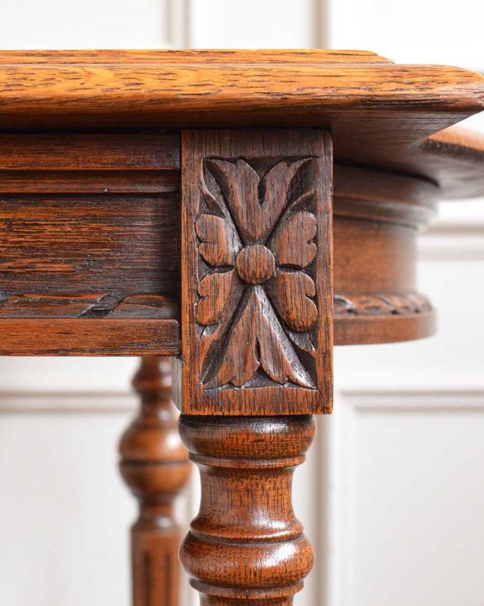 アンティークのテーブル　アンティーク家具　優雅なティータイムを演出するフランスのアンティーク家具、美しいオケージョナルテーブル。うっとりする美しさアンティークだから手に入る美しい彫。(j-2546-f)