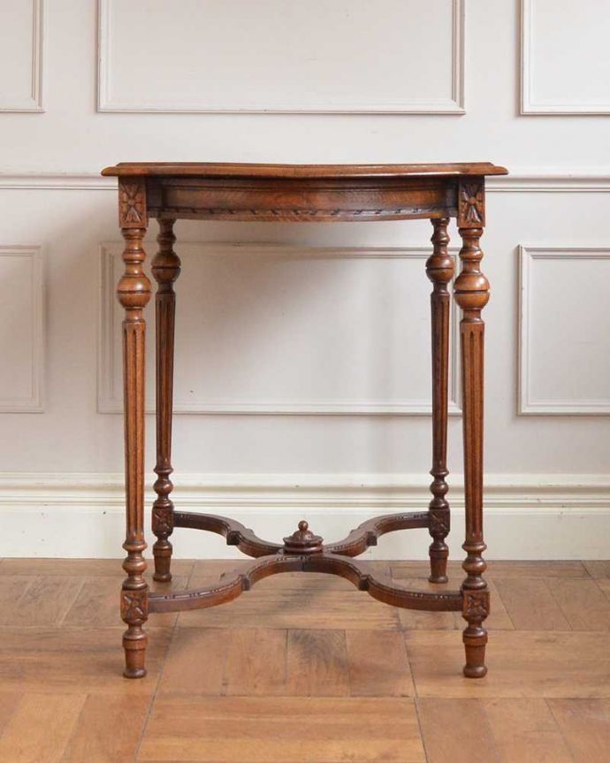 アンティークのテーブル　アンティーク家具　優雅なティータイムを演出するフランスのアンティーク家具、美しいオケージョナルテーブル。クルッと回転。(j-2546-f)